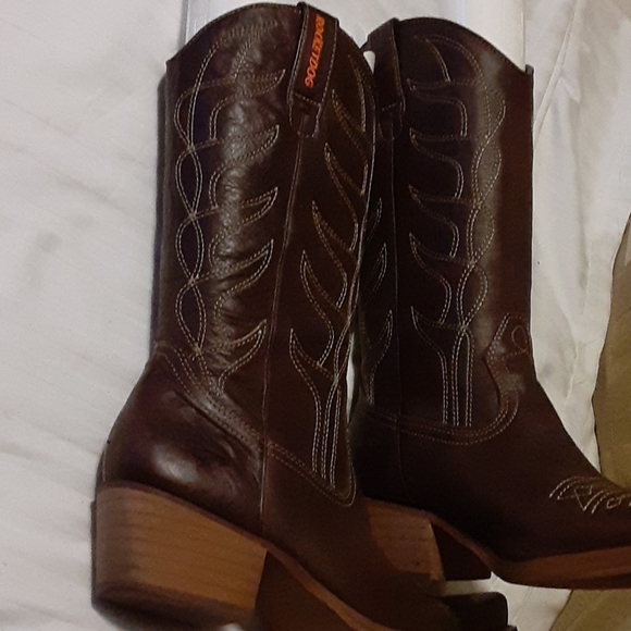 Boots - Picture 7 of 8